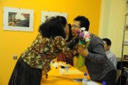 Alma Rosa entrega flores al autor